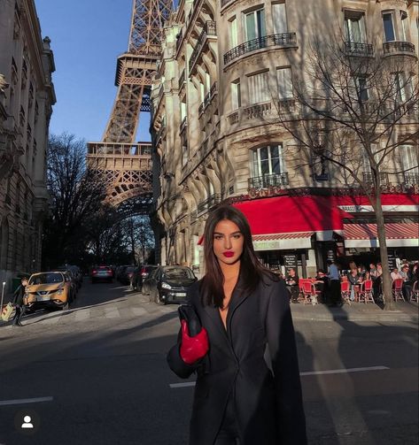 Rania Fawaz, Paris Picture Ideas, Paris Trip Outfits, Paris Instagram Pictures, Filter Presets, Paris Photo Ideas, Paris Travel Photography, Paris Winter, Paris Dream