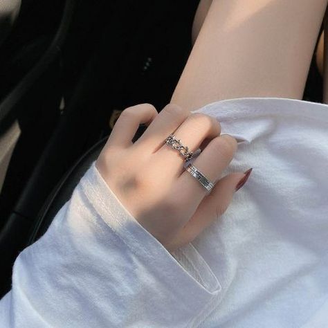 Rings Aesthetic Women, Black Rings Aesthetic, Hand Jewelry Rings, Rings Aesthetic, Aesthetic Rings, How To Wear Rings, Edgy Jewelry, Chic Rings, Gold Rings Simple