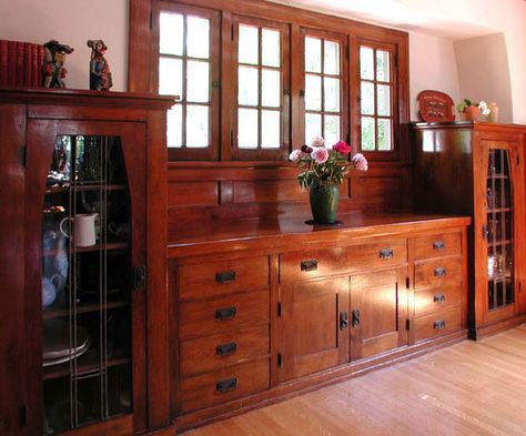 My Aunt and Uncle had the most amazing Pasadena Craftsman house growing up, with a wonderful dining room.  If we ever build a house, this is the one room where I want a traditional look, like this built in buffet. Craftsman Dining Room, Craftsman Interiors, Mission Style Homes, Built In Buffet, Craftsman Decor, Mission Style Furniture, Credenza Vintage, Craftsman Interior, Bungalow Homes