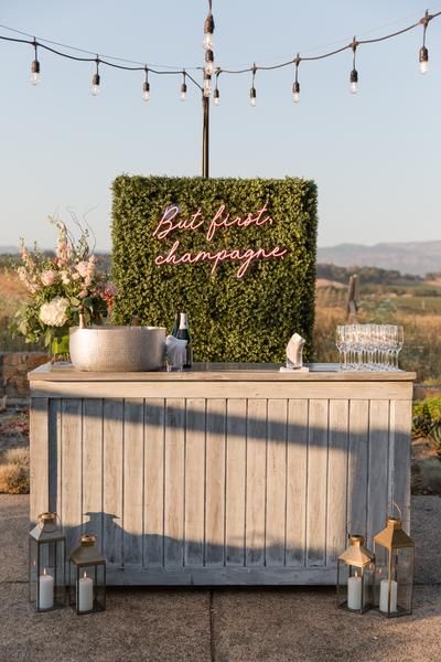 Bar Ideas For Party Drink Stations, Diy Portable Bar, Mobile Bar Ideas, Satellite Bar, Bar Themes, Wedding Bar Cart, Fun Calligraphy, Cocktail Bar Design, Mobile Bar Cart