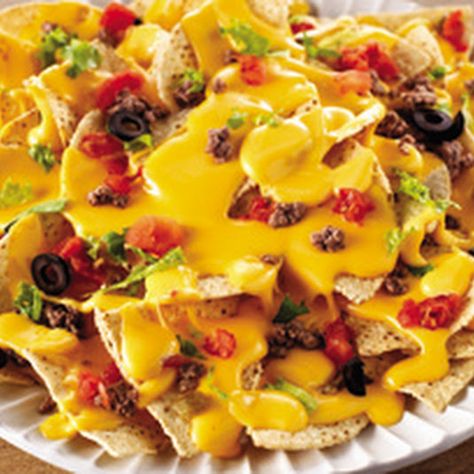 VELVEETA Ultimate Nachos Velveta Cheese Recipes, Ultimate Nachos Recipe, Queso Velveeta, Ultimate Nachos, Nachos Recipe Beef, Cheesy Nachos, Kraft Foods, Nachos Recipe Easy, Chile Jalapeño