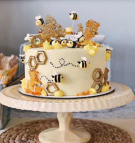 Bee Birthday Cake, Bee Cake, Honey Bee Baby Shower, Bee Birthday Party, Bee Cakes, Bee Baby Shower Theme, Bumble Bee Baby Shower, Bee Baby Shower, Cute Desserts