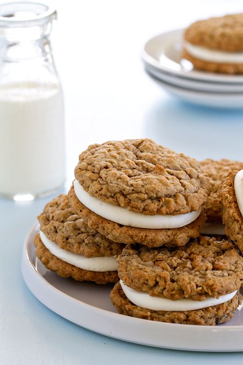 Homemade Oatmeal Cream Pies from My Baking Addiction Oatmeal Pies, Homemade Oatmeal Cream Pies, Oatmeal Cinnamon, Bbq Dessert, Weight Watcher Desserts, Oatmeal Cream Pies, Carrot Cake Cookies, Homemade Oatmeal, Cream Pies