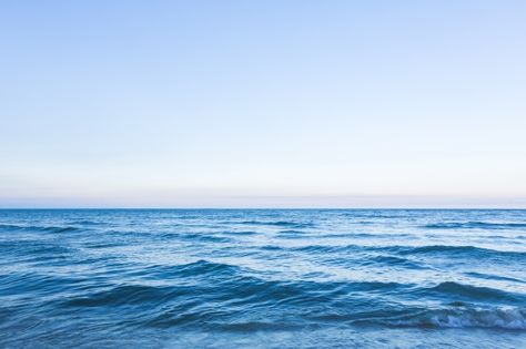 Fantastic seascape with ripples Free Photo | Premium Photo #Freepik #photo #water #light #wave #beach Photo Ciel, Bouquet Champetre, Photo Water, Wave Beach, Ocean Backgrounds, Waves Photos, Ocean Landscape, Blue Sky Background, Sea Photo