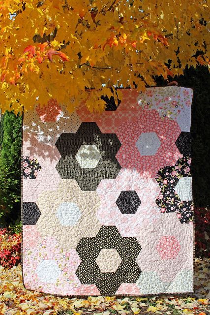 Grandmothers Flower Garden Quilt, Grandmother Quilt, Flower Quilt Patterns, Hand Piecing, Grandmothers Flower Garden, Patchwork Inspiration, Flower Garden Quilt, Flower Quilt, Garden Quilt