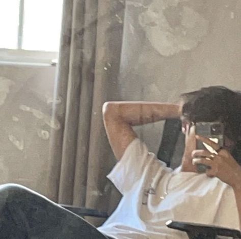 Pfp Boys Aesthetic, Boys Pfp Aesthetic, Aesthetic Guy Pfp, Laying On His Chest, Aesthetic Pfp For Boys, Boy Pfp Aesthetic, Boy No Face, Pfp Guy, No Face Pfp