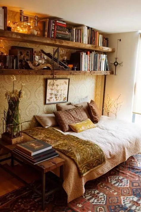 Boho bedroom open shelving - Home Decorating Trends - Homedit Book Corner, Headboard Decor, Interior Vintage, Bohemian House, Bohemian Bedroom, Money Aesthetic, Bedroom Designs, Humble Abode, House Goals