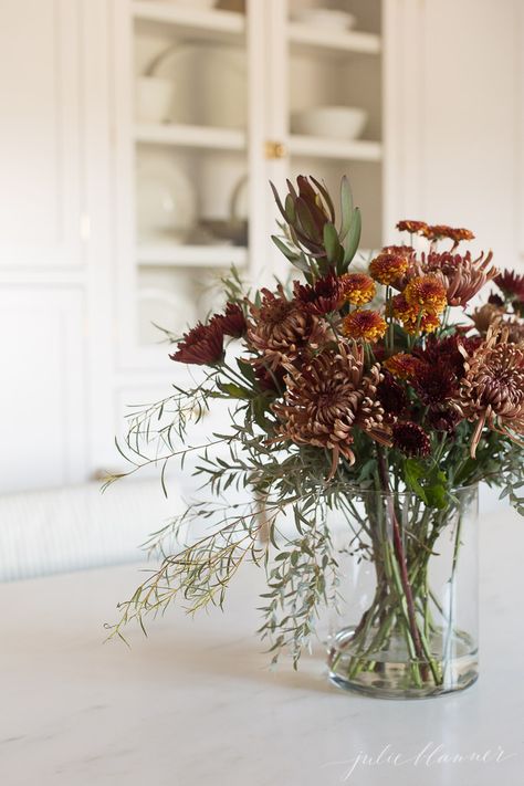 Fresh Fall Floral Arrangements Centerpiece, Thanksgiving Flower Arrangements Simple, Friendsgiving Flower Arrangements, Flower Arrangements Thanksgiving, Fall Gala Centerpieces, Flowers For Thanksgiving Table, Fall Floral Vase, White Fall Flower Arrangements, Thanksgiving Flower Arrangement