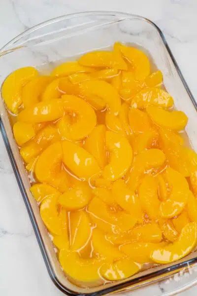 Peach Dump Cake Easy, Dump Cake Easy, Canned Peach Cobbler Recipe, Peach Desserts Easy, Pineapple Dump Cake, Pumpkin Dump Cake Recipe, Peach Cobbler Dump Cake, Easy Dump Cake Recipe, Peach Dump Cake