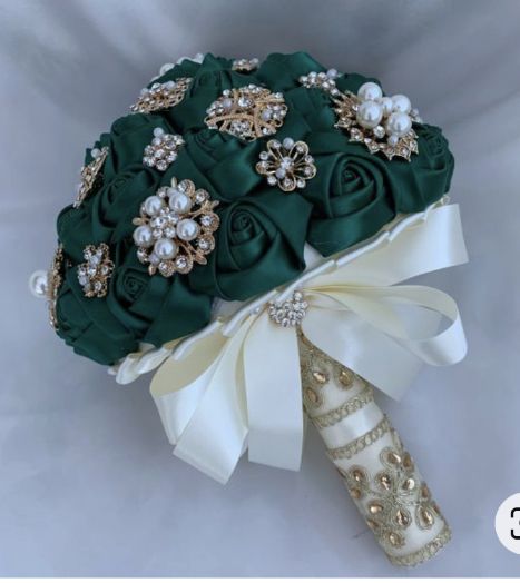 Quince Accessories, Emerald Green Quinceanera Theme, Enchanted Forest Quinceanera Theme, Green Quinceanera Theme, Emerald Wedding Colors, Emerald Green Wedding Theme, Quince Decor, Green Quinceanera Dresses, Quinceanera Bouquet