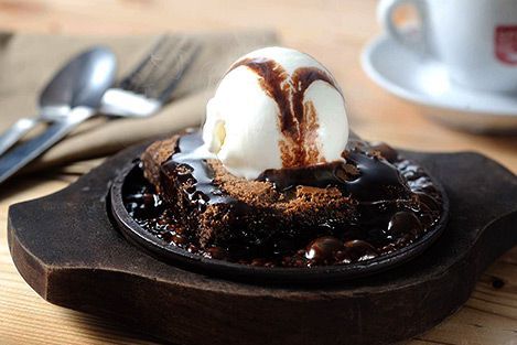 Sizzling Brownies Recipe Sizzler Brownie With Ice Cream, Desserts Photoshoot, Brownie Sizzler, Malibu Food, Utensils Photography, Brownie Photography, Brownie With Ice Cream, Sizzling Brownie, Food Backdrop