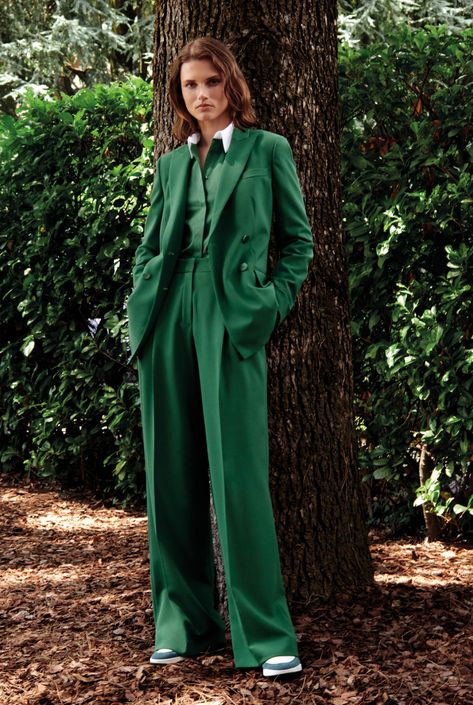 Loro Piana RTW Spring 2021 [PHOTOS] – WWD Feminine Wedding Suit, Green Suit For Women, Feminine Suits, Green Suit Women, Woman In Suit, Spring Summer Fashion Trends, Green Suit, Androgynous Fashion, Wear Green