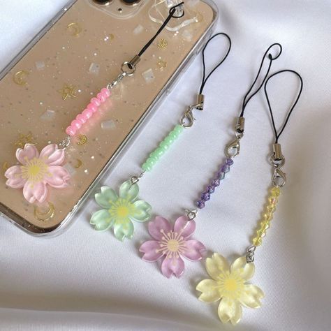 Cute Beaded Phone Charm, Small Phone Charm, Phone Charms Beads, Phone Charms Ideas, Cute Sakura Flower, Bead Phone Charms, Beads Phone Charms, Phone Charms Diy, Phone Charm Ideas