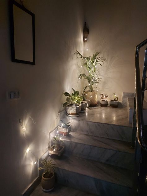 Cosy Staircase, Boho Stairway Decor, Staircase Corner Decor Ideas, Corner Stairs Decor, Stair Corner Decor, Stairs Landing Decor, Stair Corner, Stair Decorations, Boho Corner