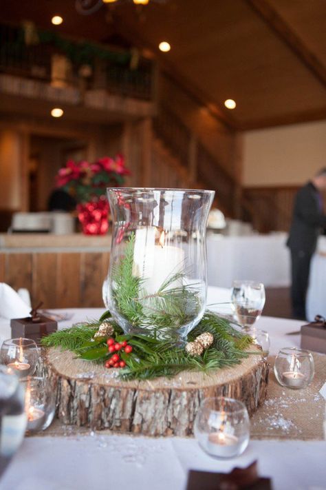 Red & Green Wedding Color Theme Christmas Wedding Centerpieces, Natal Country, Winter Wedding Centerpieces, Winter Centerpieces, Christmas Centers, Rustic Winter Wedding, Deco Table Noel, Wedding Themes Winter, Winter Wedding Decorations