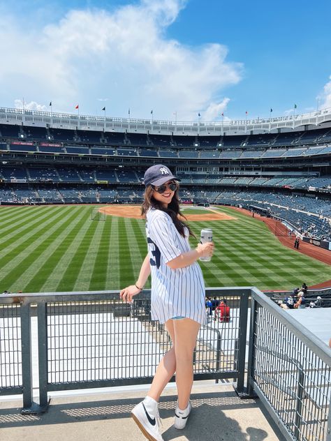 Baseball Fan Outfit, Cricket Game Outfit Women, Yankee Stadium Outfit, Baseball Date Outfit, Baseball Stadium Pictures Photo Ideas, Baseball Game Poses, Baseball Instagram Pictures, Stadium Outfit Women, Yankee Game Outfit Women