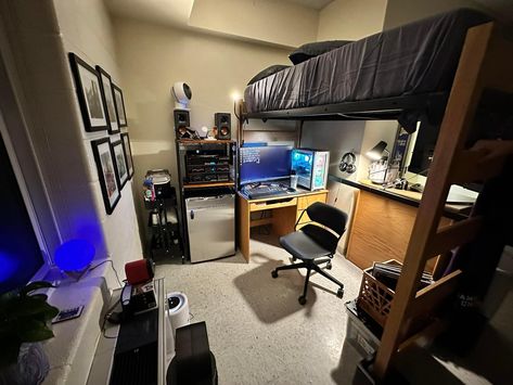 Guys dorm room College Dorms For Guys, Guy College Dorm Room Ideas, Dorm Decor For Guys, Dorm Room Decor For Guys, Male Dorm Room, Room Decor For Guys, Guys College Dorm, Male Dorm Room Ideas, College Dorm Room Ideas For Guys