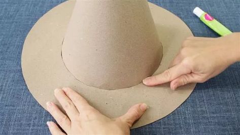 Comment fabriquer un chapeau de sorcier (avec images) Diy Wizard Hat, Whimsical Wizard, Harry Potter Hat, Deco Halloween, Harry Potter Wizard, Wizard Hat, Magical Accessories, Raffia Hat, Diy Hat