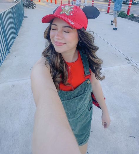 Disney Instagram Pictures, Emily Enchanted, Youtuber Aesthetic, What To Wear To Disney, Disney Inspiration, Park Outfit, Disney Photo Ideas, Disney World Outfits, Disneyland Outfits