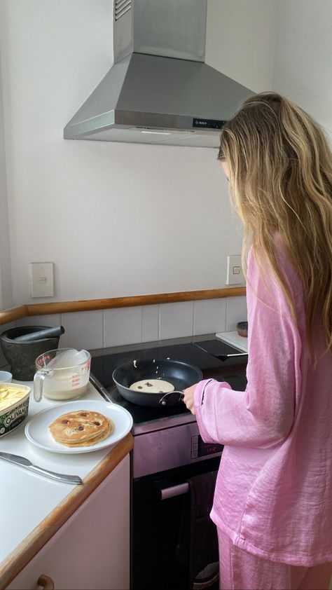 Work From Home Outfit Aesthetic, Cooking Messy Aesthetic, Female Cooking Aesthetic, Pink Cooking Aesthetic, Women Cooking Aesthetic, Outfits Inspo Winter, Black Girls Cooking Aesthetic, Outfits Women Winter, Flowers Coquette