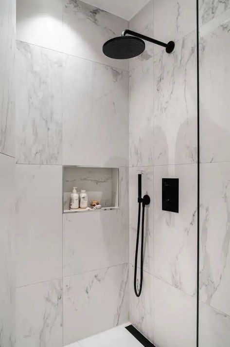 Bathroom with black fixtures: 14 contrasting ideas - COCO LAPINE DESIGNCOCO LAPINE DESIGN Bathroom Ideas With Black Fixtures, Bathroom With Black Fixtures, Black Fixtures Bathroom, White Marble Tile Bathroom, Dark Wood Kitchen, Black Clawfoot Tub, Black Bathroom Fixtures, Norwegian Home, Best Bathroom Colors