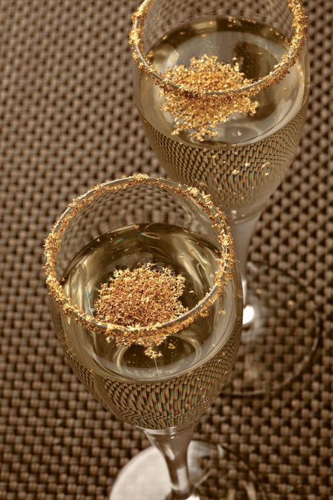 Prosecco with edible gold powder 23kt: a golden idea to celebrate the New Year's Eve! Gold Drinks, Drink Decorations, Edible Gold Leaf, Beverage Photography, Wine Guide, Cocktails Bar, Edible Gold, Golden Birthday, Gold Girl