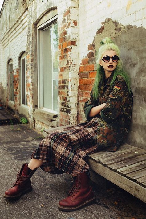 Dr Martens, Tartan Maxi Skirt Fashion Guys, Moda Rock, Grunge Boots, Estilo Hipster, Look Grunge, Mode Punk, Mode Grunge, Mode Hippie, Outfits 90s