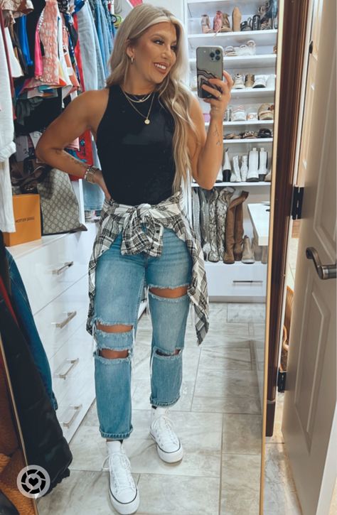 Bodysuit And Ripped Jeans Outfit, Bodysuit And Mom Jeans Outfit, Converse And Mom Jeans, Body Suit And Mom Jeans Outfit, Jeans To Wear With Platform Converse, Outfits For Denim Jackets, Bodysuit And Jeans Outfits Casual, Baggy Jeans And Vans Outfit, Black Jean Casual Outfits