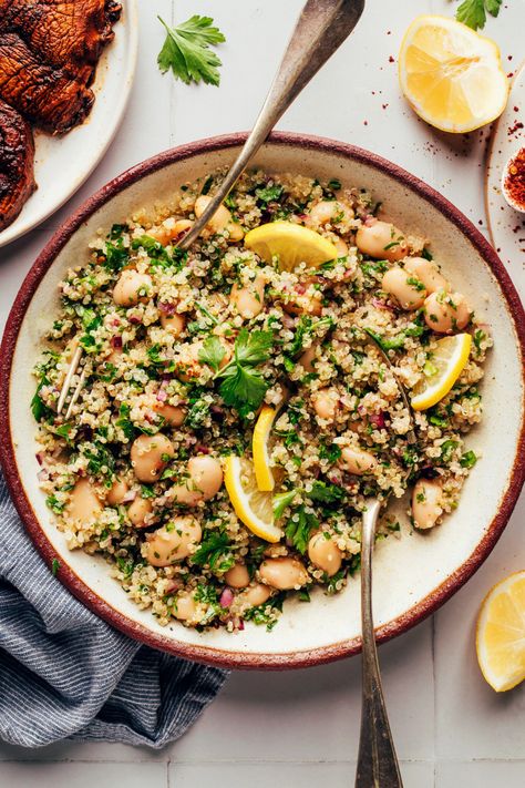 Easy, nourishing white bean quinoa salad with fresh parsley, garlic, lemon, and a subtle kick from red pepper flakes. Just 10 ingredients, 1 bowl, and 30 minutes required for this fiber-packed, plant-based side! #minimalistbaker #vegan #quinoa #salad #whitebeans Quinoa Cannellini Bean Salad, Quinoa Bowl Vegan, Quinoa Bean Salad, Vegetarian Quinoa Salad, Avocado Chimichurri, Bean Quinoa Salad, Quinoa Salads, Cannellini Bean Salad, Bean Quinoa