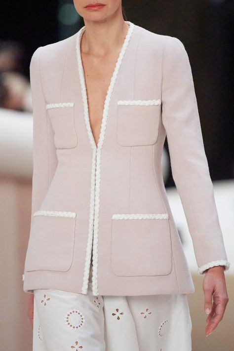 Chanel Spring 2022, Chanel Blazer, Eid Fashion, 2022 Couture, Chanel Style Jacket, Chanel Coat, Haute Couture Details, Chanel Outfit, Chanel Jacket