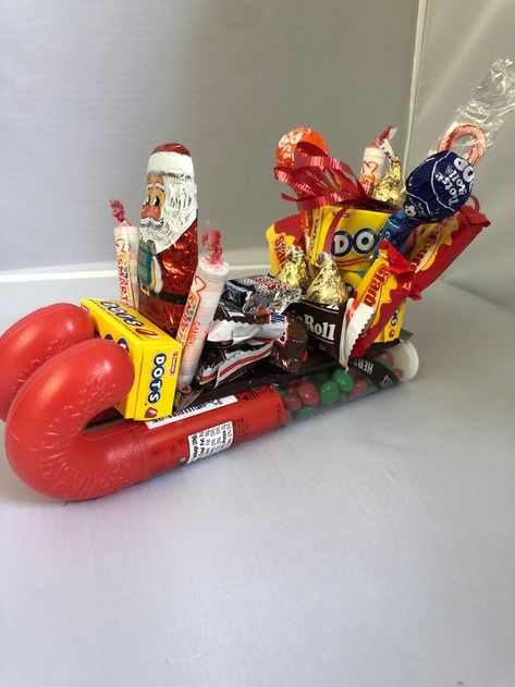 Christmas Candy Sleds, Christmas Candy Basket Ideas, Candy Bouquet Christmas, Candy Cane Gift Ideas, Christmas Candy Sleigh, Santa Sleigh Candy, Candy Train, Christmas Santa Sleigh, Candy Sleigh