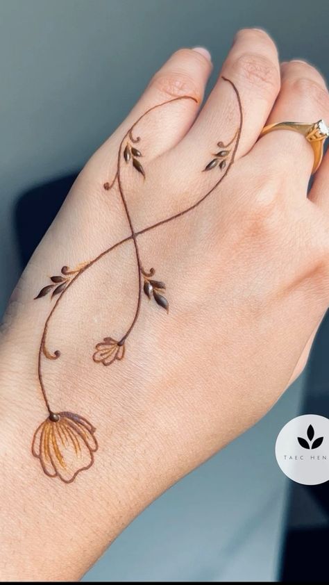 Simple But Cute Henna Designs, Hand Art Tattoo Ideas, Henna Design 2024, Cool Mehandi Designs, Easy Hena Desain Front Hand, Cute Henna Tattoo Ideas, Simple Mehndi Designs Flowers, Henna Designs Gorgeous, Mehndi Tattoo Design