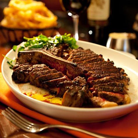 9 Great American Steak Houses American Steak, Porter House, Good Steak Recipes, Steak Dinner Recipes, Restaurant Nyc, Steak Potatoes, Flank Steak Recipes, Steak Au Poivre, House New York