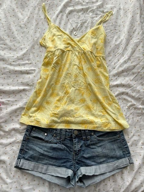 2000s European Fashion, 2000s Casual Outfits, Aesthetic Yellow Outfits, Dream Clothes Summer, Gyaru Fashion Summer, Tank Top Outfit Ideas, Summer Thrift, Girly Summer Outfits, 00s Mode