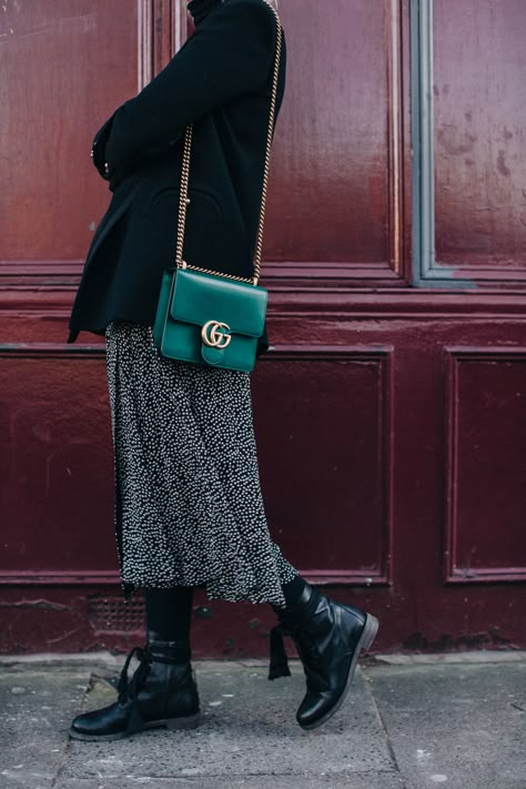 Handbags Street Style, Classic Designer Handbags, Green Bag Outfit, Designer Handbags Prada, Gucci Bag Outfit, Designer Handbags Chanel, Green Gucci, Designer Handbags Louis Vuitton, Blazer Dresses