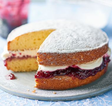 Victoria Sandwich Cake, White Chocolate Buttercream, British Desserts, The Great British Bake Off, Victoria Sponge Cake, Baking Book, Sandwich Cake, Victoria Sponge, British Bake Off