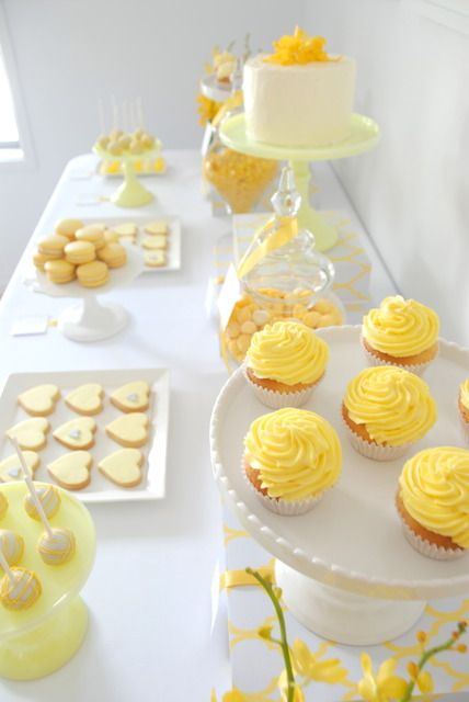 Yellow Reception, Yellow Candy Buffet, Lemon Curd Cupcakes, White Dessert Tables, Yellow Desserts, Lemon Birthday, Buffet Dessert, Beaux Desserts, White Desserts