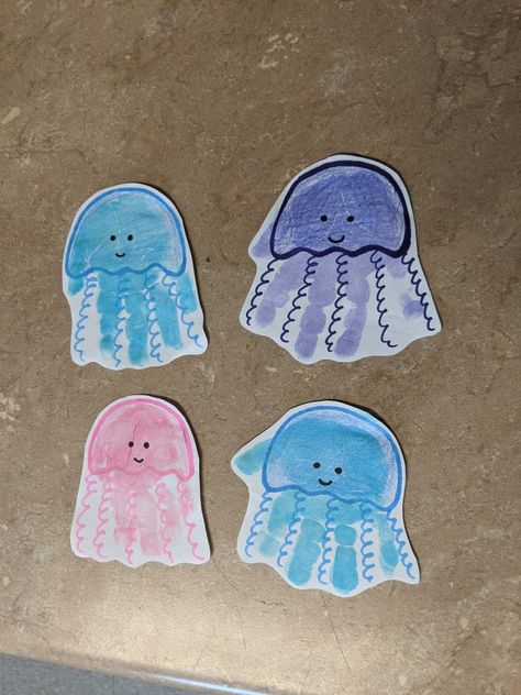 Hand Jellyfish Craft, Infant Fish Art, Jelly Fish Crafts For Preschoolers, Beach Art Projects For Toddlers, Ocean Art Projects For Infants, Jelly Fish Crafts Toddlers, Handprint Ocean Crafts, Beach Handprint Crafts, Ocean Animal Handprint Art