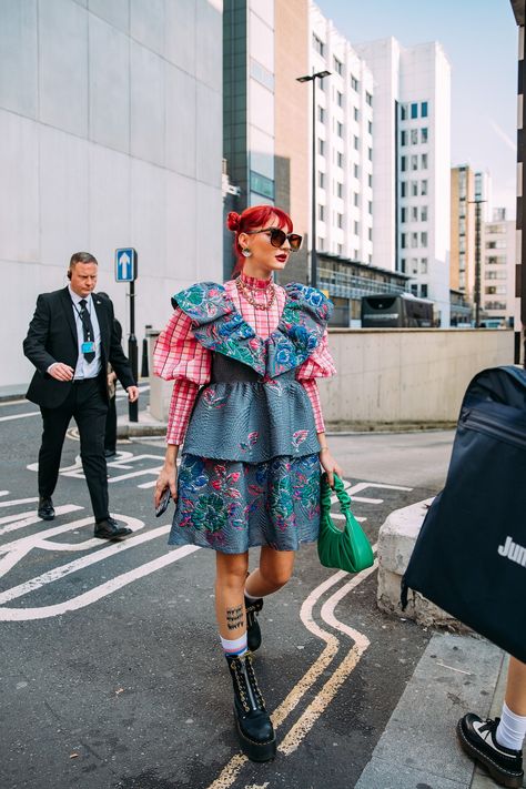 The Best Street Style at London Fashion Week Spring 2022 | Vogue London Street Style, Upcycled Fashion, Street Style Inspiration, Cool Street Fashion, Fashion Week Street Style, Colourful Outfits, Looks Style, Street Style Outfit, Outfits Casuales