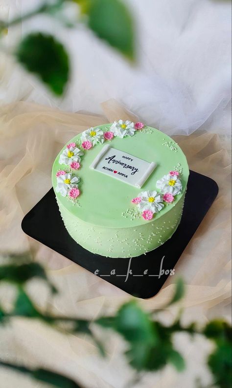 Simple Unique Cake Design, Lunch Box Cake Design, Bouquet Cake Ideas, Small Cakes Ideas, Hart Cake, Minimalist Cake Design, Modern Birthday Cakes, Whipped Cream Cakes, Unique Cakes Designs