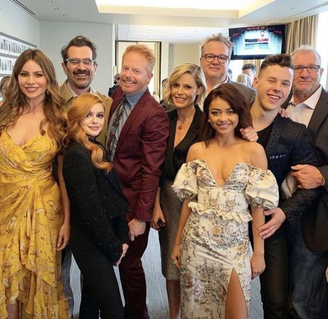 i really want a modern family reunion Modern Family Cast, Ariel Winter, Sarah Hyland, Celebrity Families, Blind Date, Sarah Jane, Family Doctors, Family Funny, Sofia Vergara