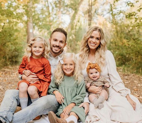 Family Picture Posing Ideas, Family Pictures With 2 Daughters, Natural Poses For Family Pictures, Family Of 5 Portrait Poses, Family Of 5 Outfits For Fall Pictures, Outdoor Family Photos Poses, Simple Outdoor Family Photos, Family Of 5 Newborn Photos, Family Pictures Two Daughters