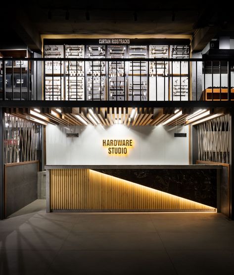 The Hardware Studio | Projected.ray Design | Panchkula – Interiorlover Projects Restoration Hardware Showroom, Interior Shop Display, Store Display Design, Aesthetic Character, Electronic Store, Store Architecture, Showroom Decor, Retail Interior Design, Showroom Display