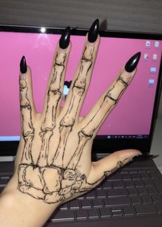 Get a creepy, yet chic look with these skeleton hand nails! 🦴💅 Featuring detailed skeletal designs, these nails are perfect for adding a haunting touch to your Halloween style. 💀✨ #SkeletonHandNails #BoneChic #SpookyNailArt Hanna Tattoo, Skeleton Hands Drawing, Hand Nails, Pola Tato, Pretty Hand Tattoos, Sharpie Tattoos, Pen Tattoo, Hand Doodles, Skeleton Hand Tattoo