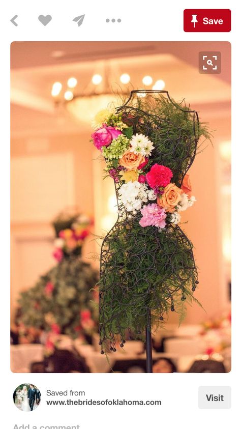 Christmas Tree Dress, Tafel Decor, Flowers And Greenery, Deco Floral, Flowers Design, Floral Fashion, Arte Floral, Floral Centerpieces, Dress Form