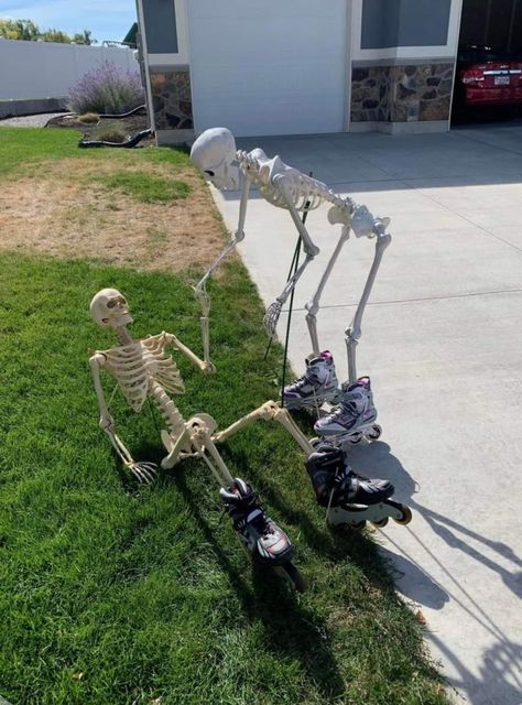 Skeletons Posing, Halloween Skeletons Yard Funny, Skelton Ideas, 12 Ft Skeleton Ideas, Skeleton Posing, Yard Halloween Decor, Front Yard Halloween, Skeleton Poses, Skeleton Ideas