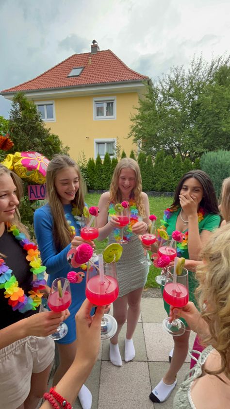 summer friends inspiration party Hawaii Bday Theme, Hawaii Bday Party, Beach Theme Birthday Party For Teens, Summer Kickoff Party, Summer Birthday Party Ideas For Teens, Summer Party Ideas For Teens, Summer Birthday Party Ideas For Adults, Summer Theme Party Ideas For Adults, Swimming Pool Party Ideas