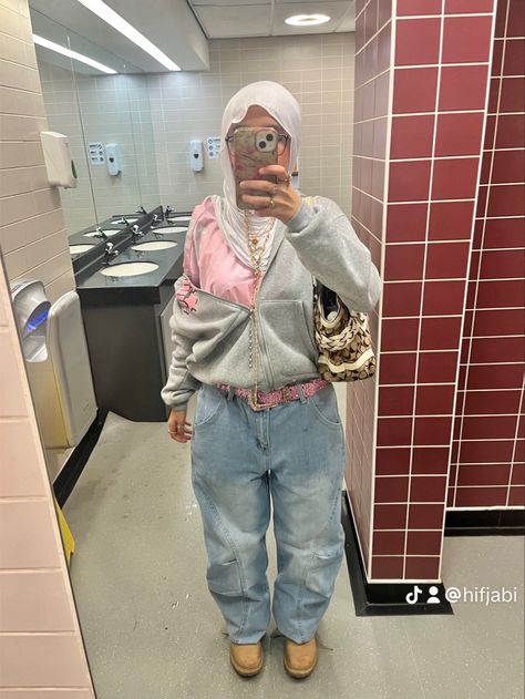 hijabi outfit inspiration, y2k aesthetic, Hijabi Streetwear Fashion, Y2k Hijab, Hijabi Outfit Inspiration, Hijabi Outfits School, Baddie Hijabi Outfits, Hijabi Style Outfits, Halal Outfits, Hijabi Lifestyle, Hijabi Streetwear