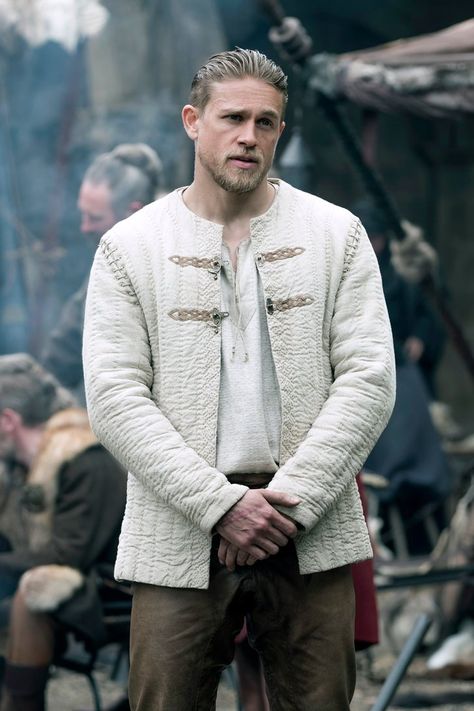 Charlie Hunnam King Arthur, King Arthur Legend, Roi Arthur, Jax Teller, Charlie Hunnam, Sons Of Anarchy, King Arthur, High Fantasy, Beard Styles