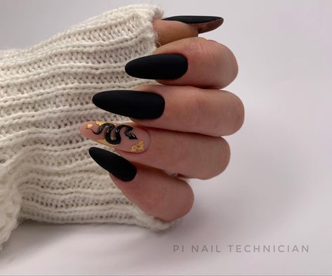 Black And Gold Snake Nails, Gold Snake Nails, Nails With Snake Design, Black Snake Nails, Serpent Nails, Snake Nails Designs, Reputation Nails, Jel Nails, Snake Nail Art